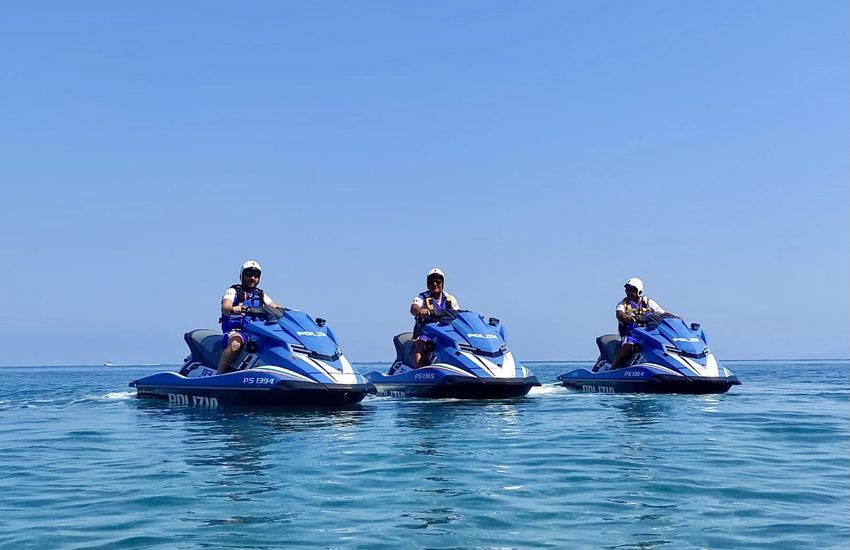 Brolo, gli acquascooter della Polizia di Stato soccorrono bagnante in difficoltà