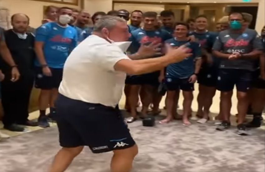 Starace show, l’urlo di battaglia per caricare la squadra: “Noi siamo il Napoli!” (VIDEO)