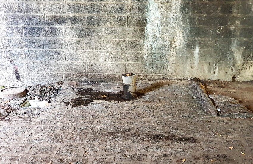 Villa Pacini vandalizzata: strappata via l’ultima fontanella in pietra lavica