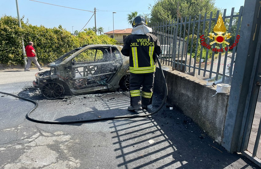 Aci S.Antonio, auto prende fuoco dopo aver sbattuto contro tubo del gas – FOTO