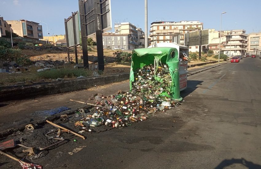 Incendio largo Bordighera: a fuoco 7 cassonetti della spazzatura e campana di vetro