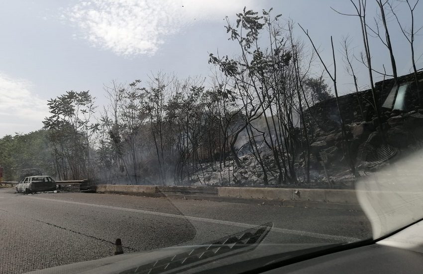 Paura sull’A18, auto prende fuoco: fiamme minacciano le case vicine