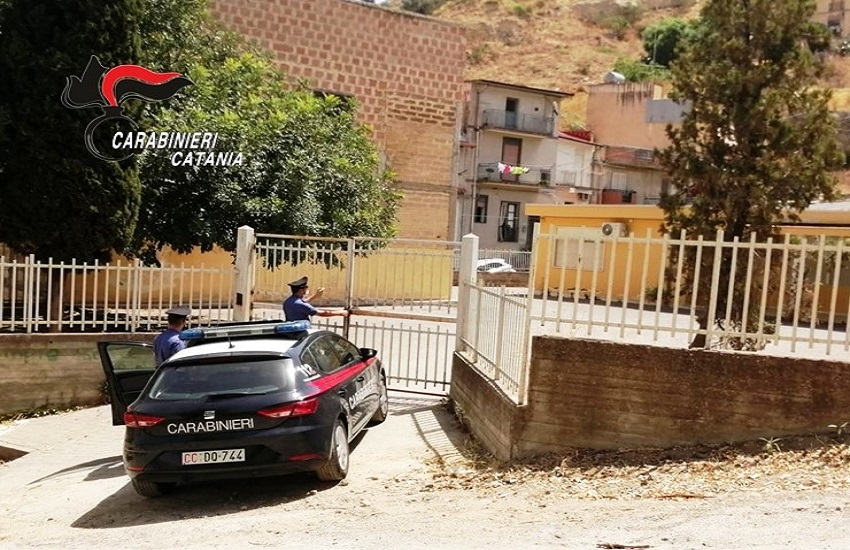 Palagonia, già arrestati per furto escono di casa: riposti ai domiciliari due fratelli