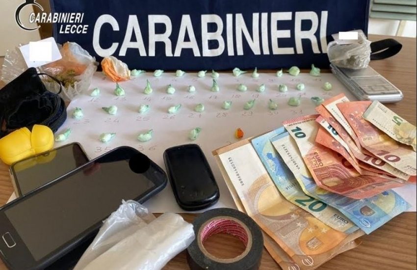 In casa droga, denaro e materiale per il confezionamento. Arrestato per spaccio 36enne