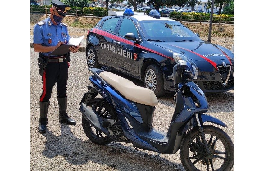 Terracina, 18enne scappa dopo aver fatto cadere le ‘tipe’ dal motorino rubato: denunciato
