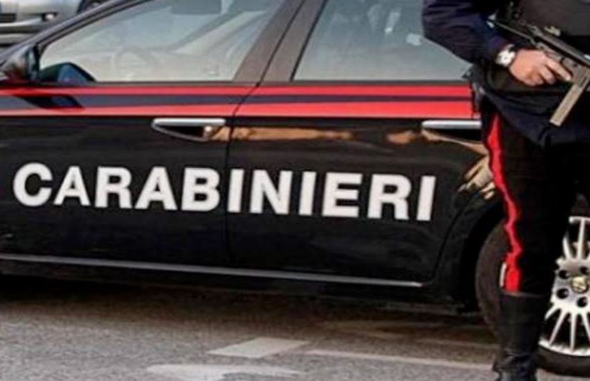 Grosseto: Accoltella la compagna alla gola e chiama i Carabinieri