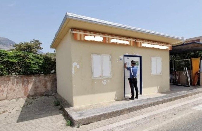 Chiosco abusivo sequestrato dai carabinieri a Formia