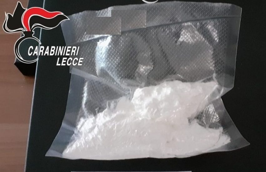 Cocaina, oltre un kg. di marijuana e armi in casa. Un arresto e una denuncia nel Salento