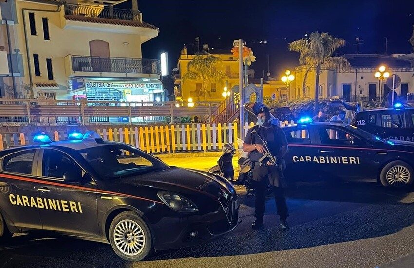 Giardini Naxos, scoperti dai carabinieri sei lavoratori in nero. Chiuso un locale della movida