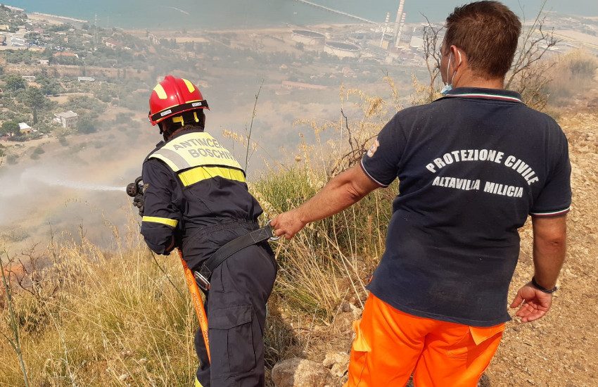 Inferno di fuoco sulla via per il mare. Fiamme distruggono vivaio e danneggiano abitazioni