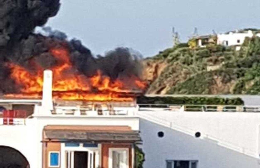 Paura all’Hotel Raya di Panarea: incendio nella terrazza dei vip