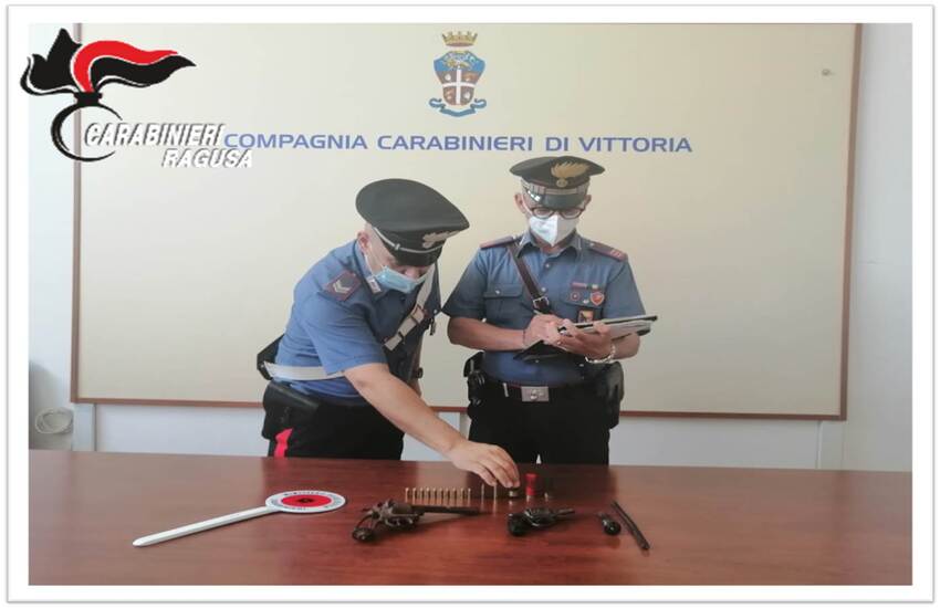 Vittoria: due fratelli imprenditori agricoli arrestati per detenzione illegale di armi e munizioni
