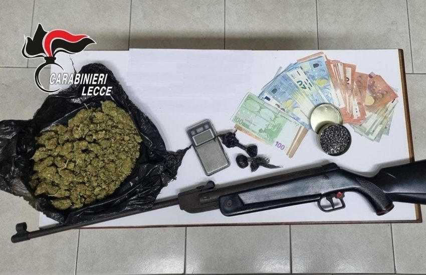 In casa quasi 150 grammi di marijuana ed un fucile. Arrestato per spaccio 19enne