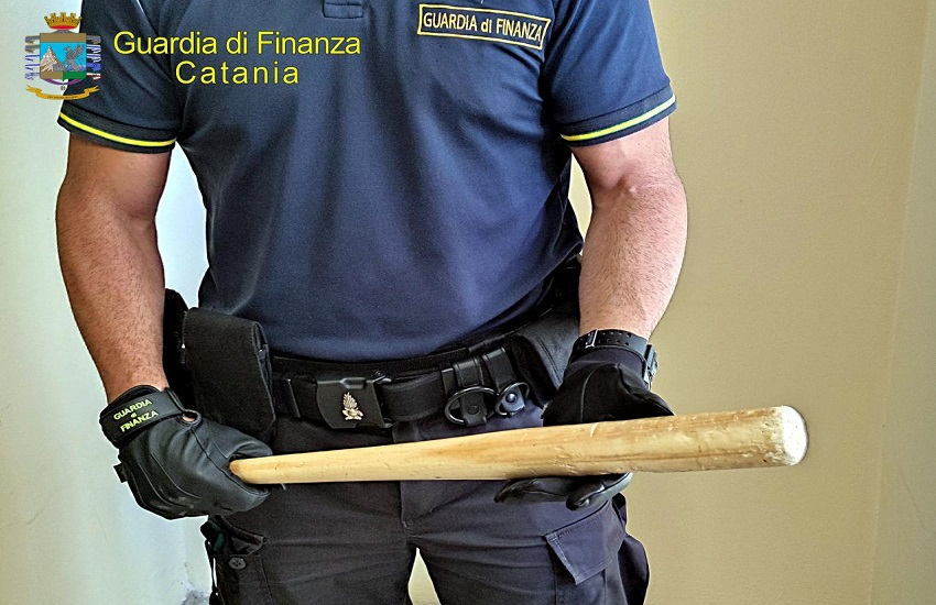 Guardia di Finanza sequestra 500 vestiti e accessori contraffatti e mazza da baseball: denunciato pregiudicato a Librino