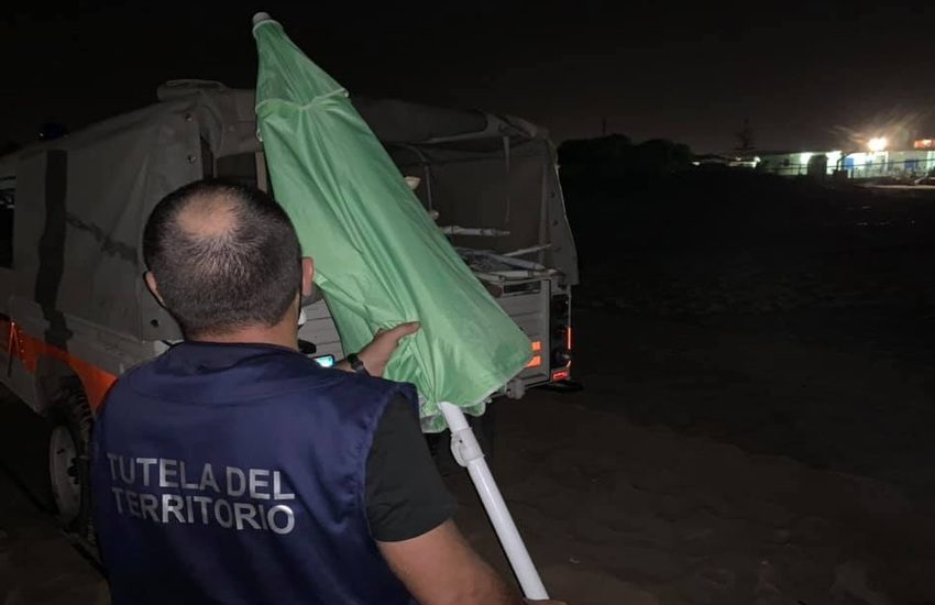 Operazione “Spiagge libere”: sequestro per 43 ombrelloni e 8 sedie tra Casuzze e Caucana