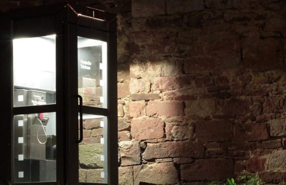 Vive in una cabina telefonica da mesi e nessuno l'aiuta: il dramma di colei che forse è una figlia dell'Africa