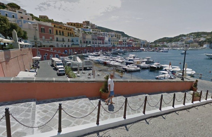 Ponza, incidente al porto, coinvolto un dipendente della cooperativa barcaioli