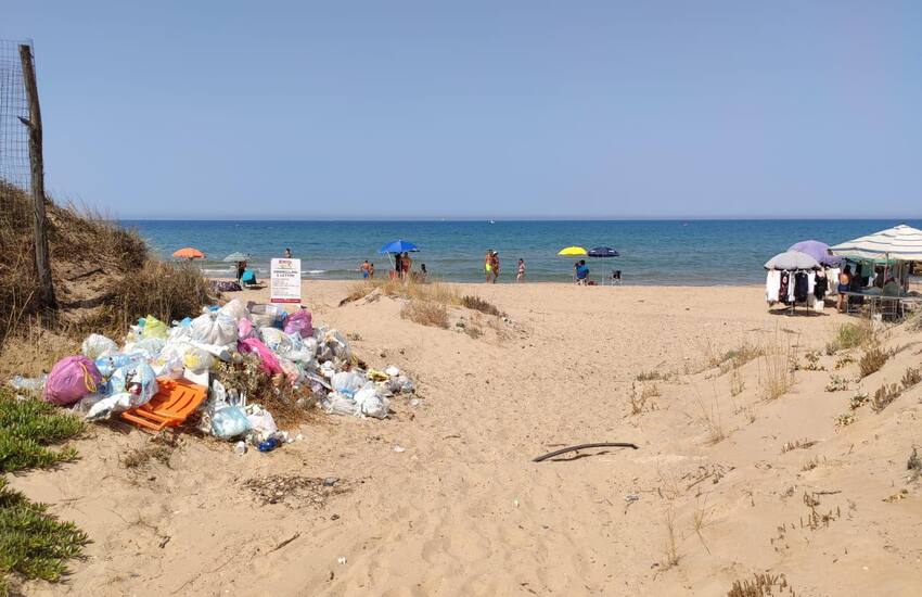 Montagne di rifiuti tra le dune di Randello. L’appello dei residenti al sindaco Cassì: “Raccolti dopo giorni di segnalazioni. Perchè non mettere almeno dei cestini per la spazzatura?”