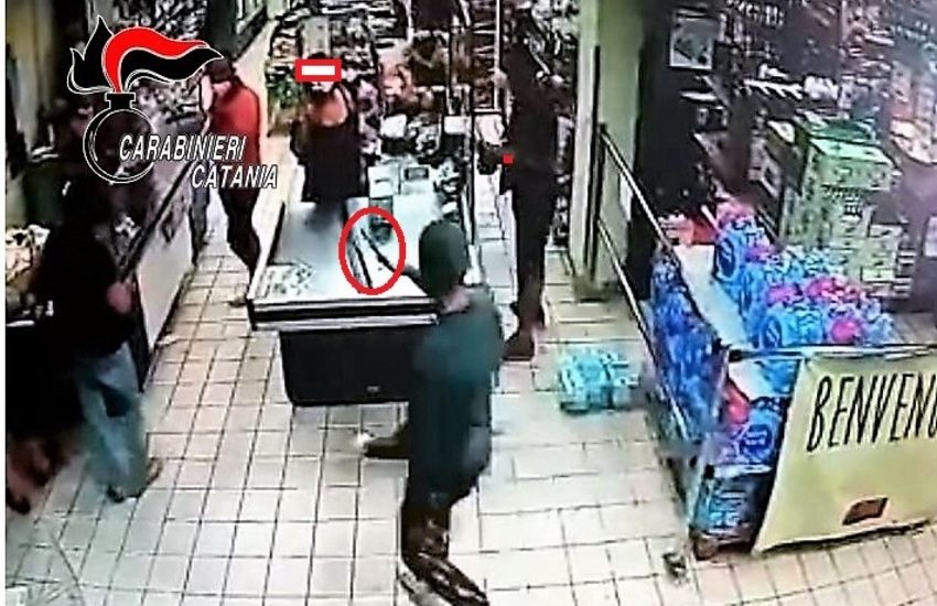 Paternò, rapina un supermercato, catturato in casa con il malloppo
