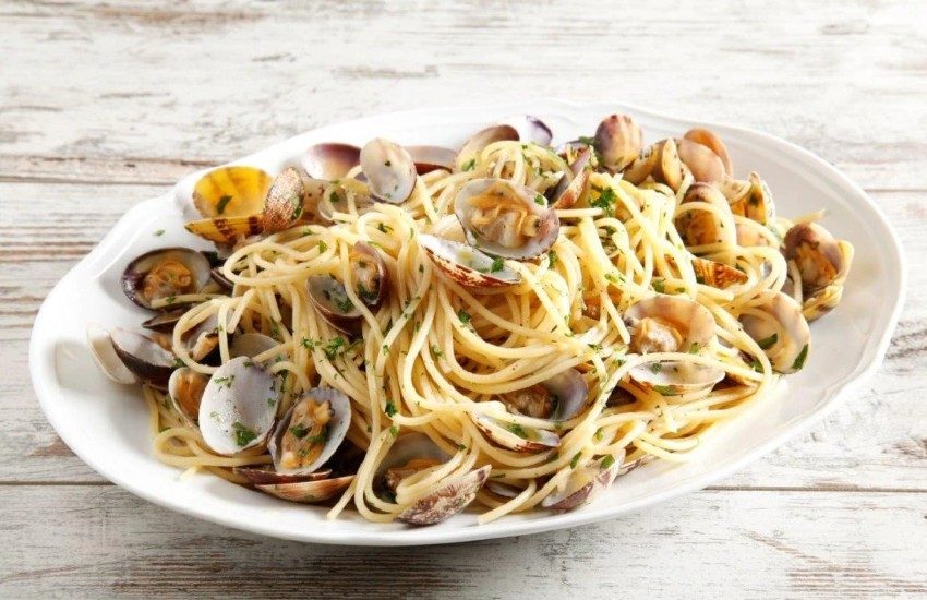 Pranzo a base di pesce a Sabaudia, 30enne ricoverata allo Spallanzani: è salmonella