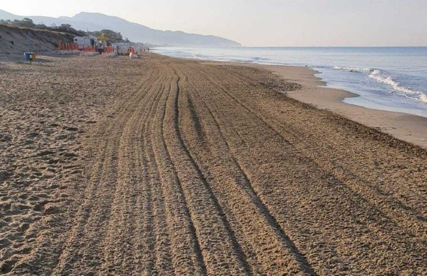 Fondi, coro di protesta contro la sanificazione del litorale, effettuata con insetticidi