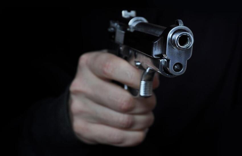 Colpi di pistola in una pizzeria a Gragnano, gambizzato un 24enne