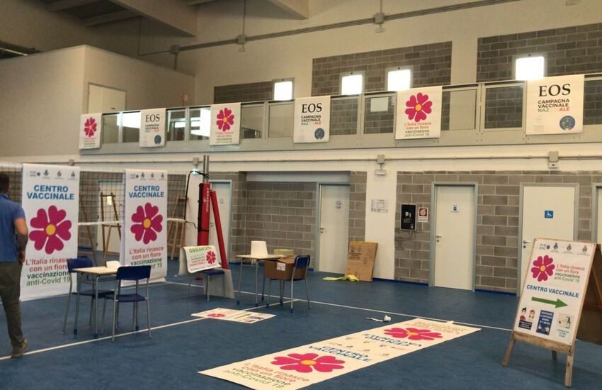Open day vaccini ai bimbi. Caos all’hub, finiscono le dosi e arriva la Polizia