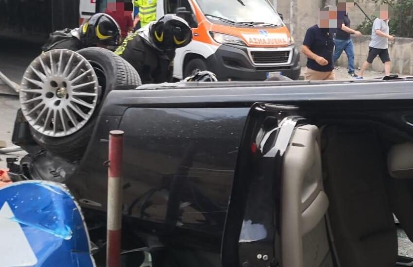 Auto giù dal viadotto, conducente in ospedale