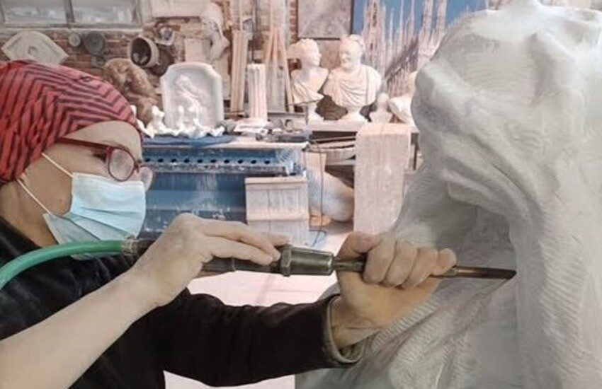 Come i Medici per Firenze o gli Sforza per Milano: il mecenate Giovanni Leonardo Damigella dona alla villa comunale di Chiaramonte Gulfi una scultura di Elena Mutinelli