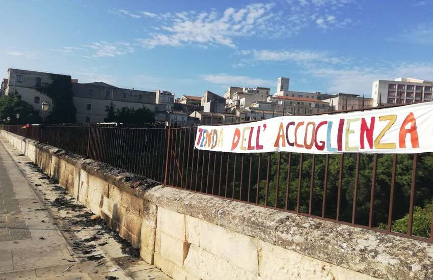 Vandali in azione a Ragusa: bruciata la Tenda dell’accoglienza, simbolo della Giornata Mondiale del Migrante e del Rifugiato