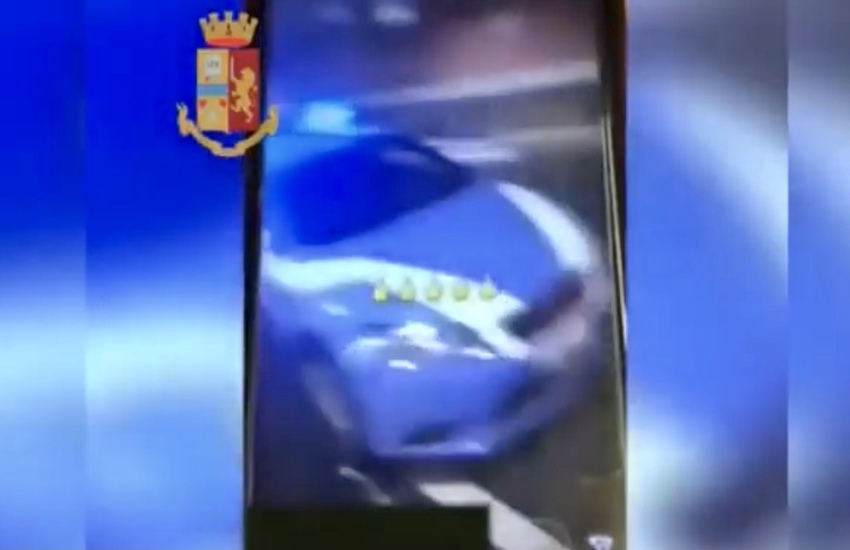 Milano: Danneggiano auto della Polizia e postano video su Instagram, un arresto