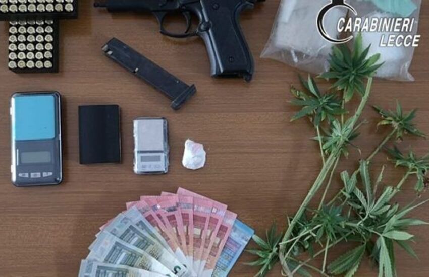 In casa cocaina, marijuana e una pistola a salve. Arrestato per spaccio 23enne