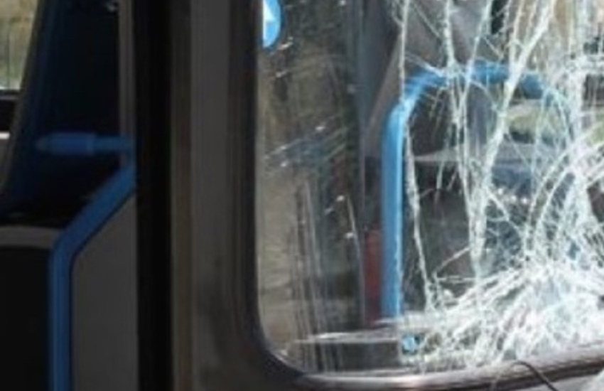 Assalto a bus Sgm, spaccato il vetro. Il centrodestra chiede chiarezza: “Inspiegabile il silenzio del Sindaco”