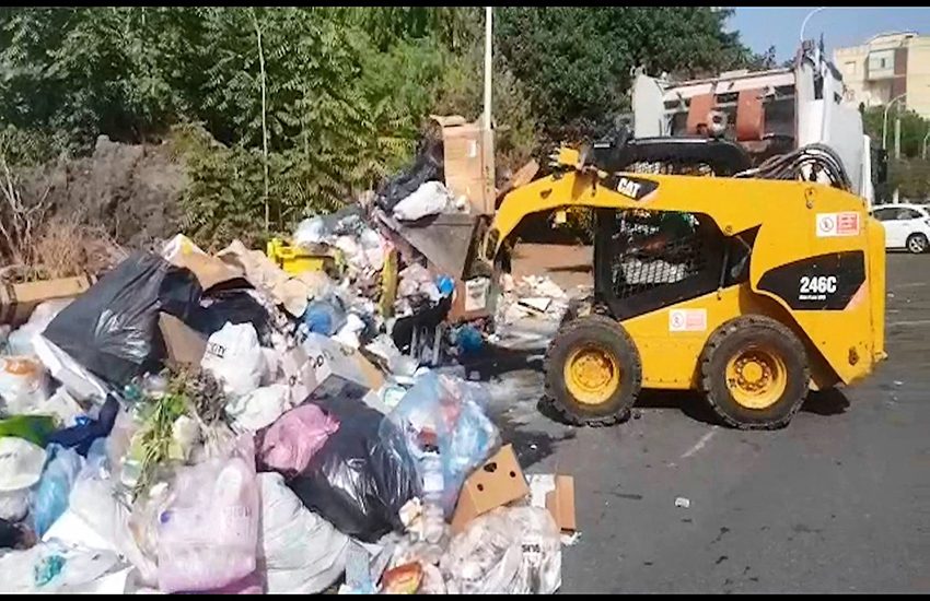 Catania: col Bobcat fra le montagne di rifiuti, ma non basta (VIDEO)