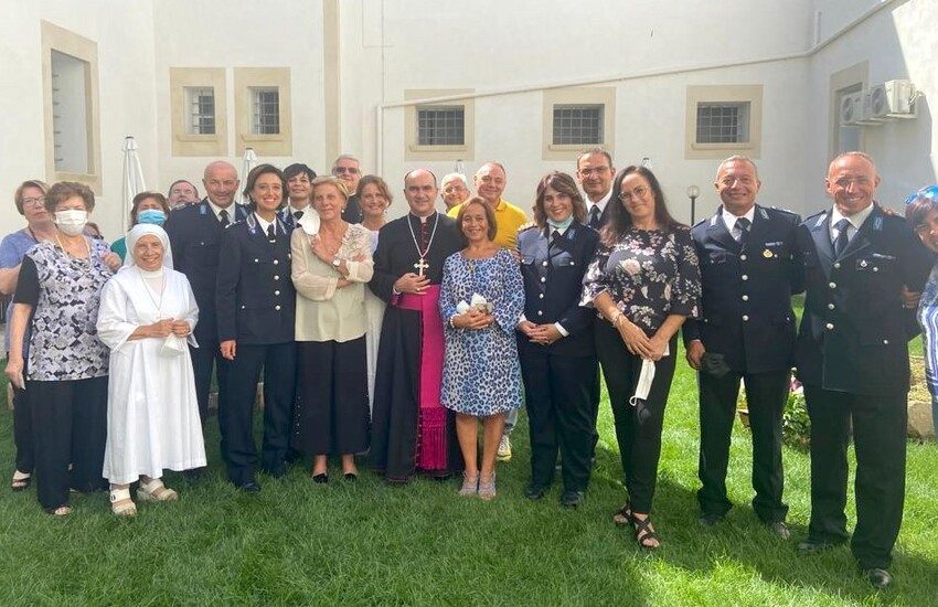 Monsignor Giuseppe La Placa in visita al carcere di  Ragusa. Grandissima emozione e commozione per i detenuti che lo hanno accolto nelle loro celle e pregato con lui