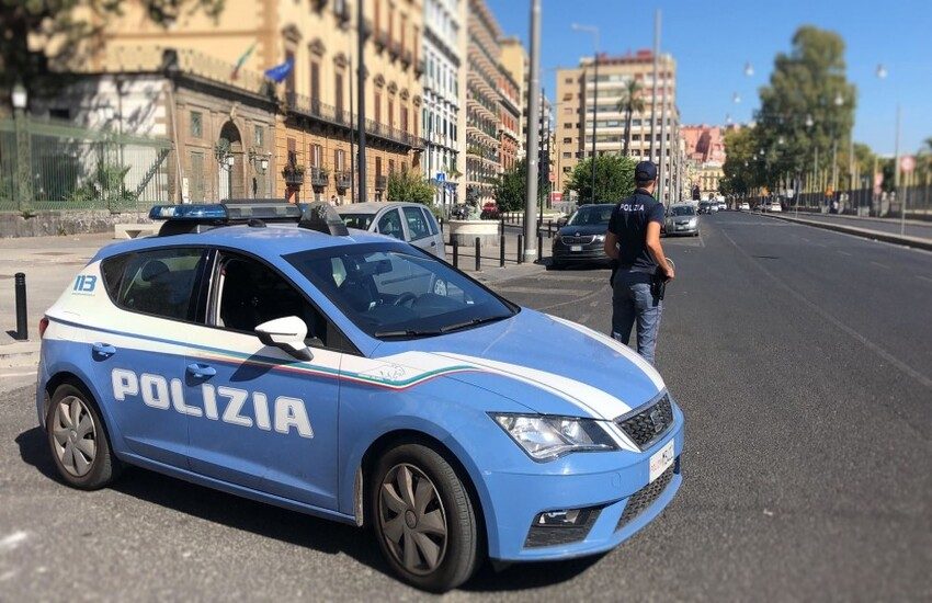 Rapina in una tabaccheria alla Riviera di Chiaia con coltello, il balordo prova a fuggire all’alt