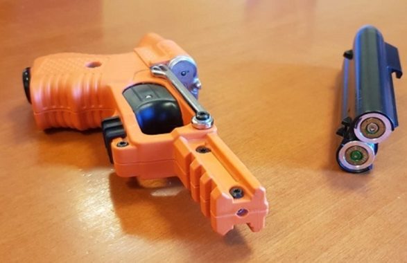 Lite in strada con rapina: spara in faccia con pistola a peperoncino liquido (mentre un altro con un cavatappi…)