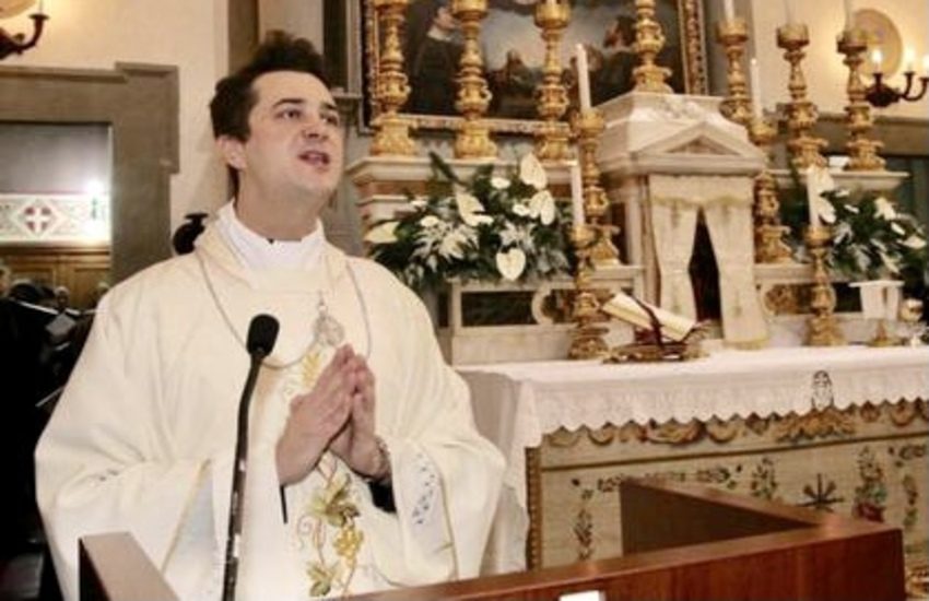 Spacciava ‘droga dello stupro’ comprata con offerte parrocchiani: arrestato sacerdote