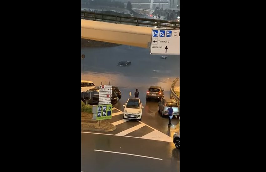 Nubifragio a Malpensa, auto sommerse dall’acqua (Video)