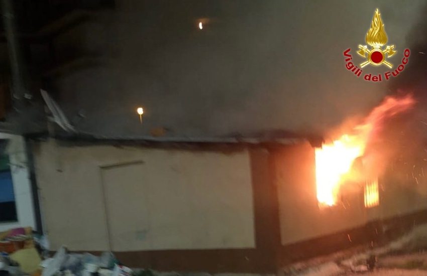 Baracca in fiamme, intervengono i Vigili del Fuoco