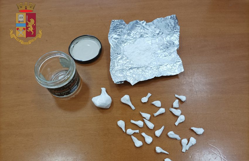 Acireale, nascondeva la droga in un buco del muro, arrestato 20enne del posto