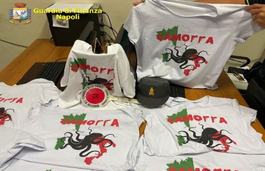 Secondigliano, in vendita t-shirt che inneggiavano alla camorra: individuate e sequestrate dalla Guardia di Finanza di Napoli