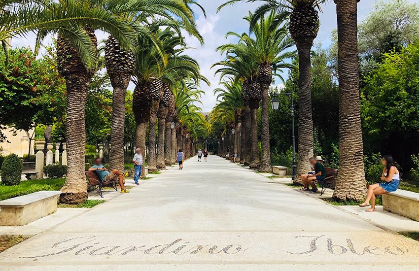 BAGNI CHIUSI AL GIARDINO IBLEO DI RAGUSA IBLA: LA DENUNCIA DI UN TURISTA DI AVELLINO IMPAZZA SUI SOCIAL