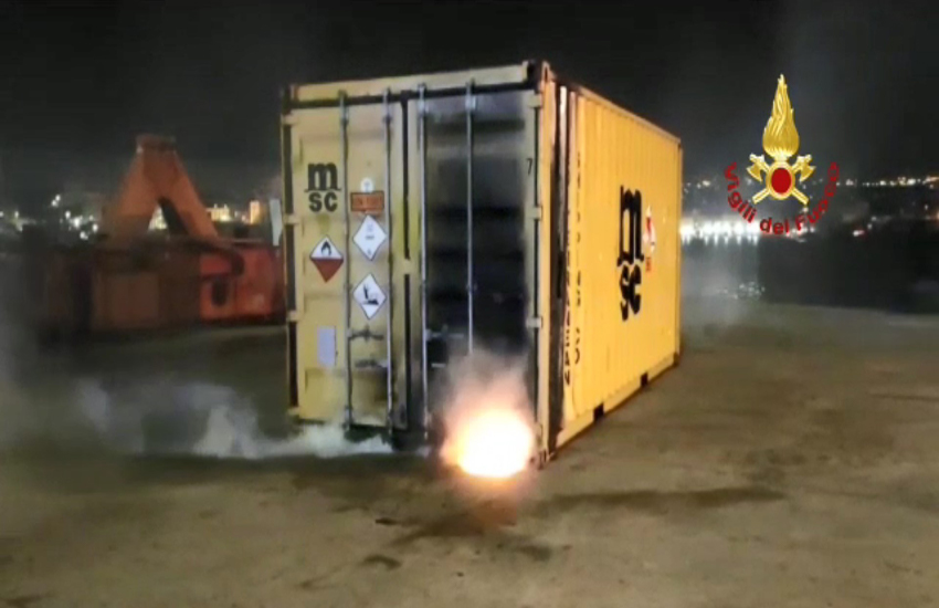 Incendio su cargo liberiano: spento sulla banchina del Porto di Catania un container in fiamme