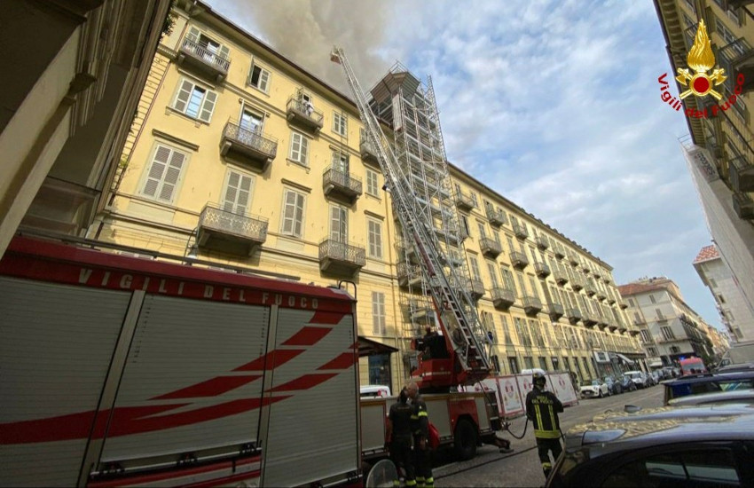 Torino, incendio in un palazzo di piazza Carlo Felice