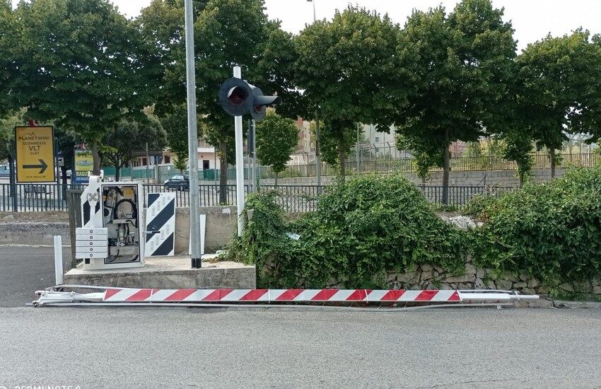 Ragusa: finisce con l’auto contro la sbarra del passaggio a livello di via Pestum e scappa