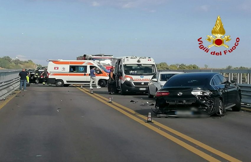 A19, scontro fra tre veicoli sul viadotto Simeto: 4 persone in ospedale