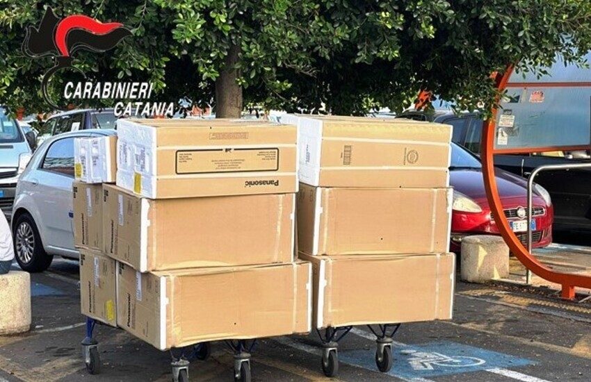 Misterbianco, in due con assoluta disinvoltura caricano 13 climatizzatori sui carrelli e vanno via, un arresto