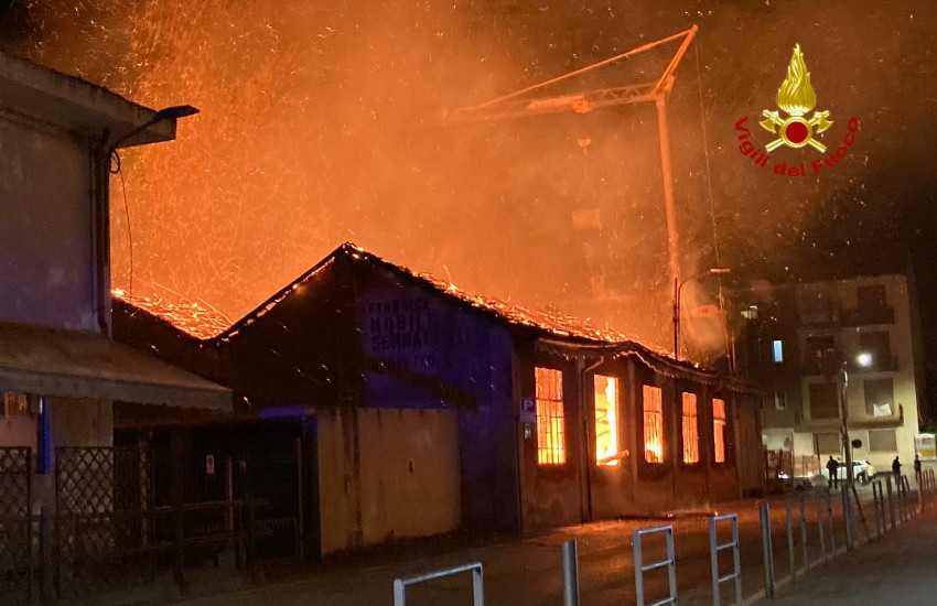 Ciriè, paura in centro: incendio devasta ex falegnameria
