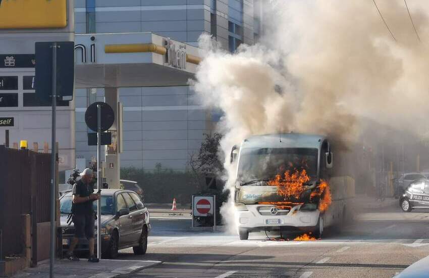 Ancora fiamme nel Salento, paura sulla circonvallazione. A fuoco pulmino di un’agenzia di viaggi